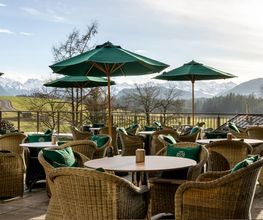 Sonnenterrasse mit Panoramablick auf die Berge des Hofgut-Restaurants.