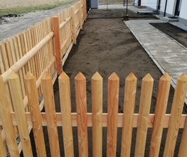 Zaun aus Lärchenholz mit Pflastereingang