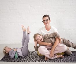Yogalehrerin aus Berlin beim Kinderyoga