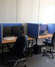 Mehrere PC-Arbeitsplätze im Lernbereich.