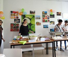 Schüler:innen gestalten gemeinsam ein internationales Buffet. 