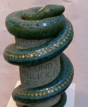 IM HIER UND JETZT (v. J.W. v.Goethe)
Mosaikskulptur von Irenen Magdalena Orecher.
Maße und Gewicht: 40x25x25_12kg