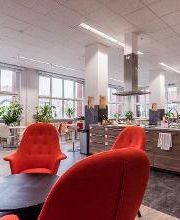 Große Küche für gemeinsame Pausen