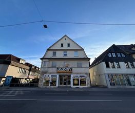 Academy Fahrschule Baumann - Stuttgart Vaihingen - Breite Straßenansicht einer Fahrschule in Stuttgart-Vaihingen mit auffälliger Beschilderung, Schaufenstern und gut erreichbarer Lage an einer Hauptstraße.
