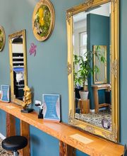 Ihr Friseur-Team in Berlin Köpenick: Genießen Sie exklusiven Service an unseren eleganten Bedienplätzen. Ob Damen-Signature-Paket, Herrenhaarschnitt oder Beratung – wir nehmen uns Zeit für Ihren perfekten Look.