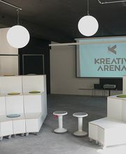 Ihr sucht eine besondere Location für eure nächste Tagung oder euren nächsten Workshop in Stuttgart? Oder braucht für ein-zwei Stunden einen ruhigen Ort für ein (virtuelles) Meeting oder einen Büroraum? Dann haben wir in der Kreativ-Arena in Stuttgart-West (mit der Stadtbahn nur 5 Minuten vom Hauptbahnhof) sicher den passenden Raum für euch. Und on top: ein Mietstudio für Podcastaufnahmen und Audioproduktionen, Foto- und Video Shootings.
Das Besondere an den Räumen in der Kreativ-Arena: Die flexible Ausstattung - individuell nach euren Wünschen. Ob klassisch bestuhlt, mit Arbeitsinseln oder Zuschauertribüne, alles ist möglich. Modernes, hochwertiges Workspace-Konzept + einfache Buchung.
