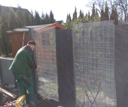 Bau einer Splittgabione mit Schieferwand