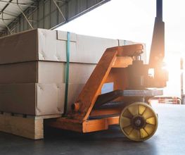 Die SEVIS Transport GmbH ist Ihr zuverlässiger Partner für Lieferungen von Stückgut. Seit unserer Gründung haben wir uns dem Ziel verschrieben, erstklassige Transportlösungen anzubieten, die den Bedürfnissen unserer Kunden gerecht werden. Mit Sitz in Murgenthal sind wir stolz darauf, unseren Kunden in der gesamten Region und darüber hinaus hochwertige Dienstleistungen anzubieten. Unser Unternehmen zeichnet sich durch einen ganzheitlichen Ansatz aus, der Lagerhaltung, Verpackung, Versand und Tracking umfasst. Wir verstehen die Komplexität und die Anforderungen des Stückguttransports und haben unsere Prozesse entsprechend optimiert, um einen nahtlosen Ablauf zu gewährleisten. Von kleinen Sendungen bis hin zu umfangreichen Ladungen bieten wir massgeschneiderte Lösungen, die auf die individuellen Anforderungen jedes Kunden zugeschnitten sind. Lassen Sie Ihr Stückgut bis zu 1 t von uns liefern.