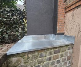 Neue Mauerabdeckung aus Zinkblech