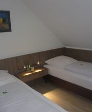 Kleines 2 Bett Zimmer mit Dusche und WC