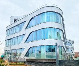Außenansicht der Schulungsstätte mit großer Glasfront