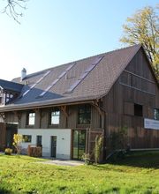 Haus mit dunklem Holz