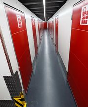 Gang mit Lagerräumen.jpg