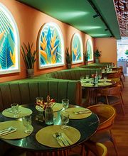 We are Mauritius, gutes Essen schmeckt noch besser, wenn man es teilt! Lachen, anstoßen, genießen – genau so geht ein perfekter Tag im Mauri. Ob mit der Crew, der Family oder deinem Lieblingsmenschen – hier dreht sich alles um gemeinsame Genussmomente.