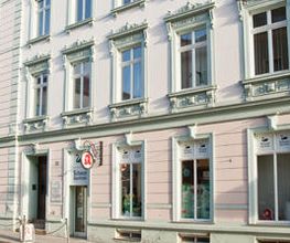 Aussenansicht der Schwan-Apotheke OHG