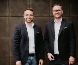 Robin Hilgert und Benedikt Pistono leiten das Sachverständigenbüro H+P in Koblenz – Experten für Immobiliengutachten, Makler-Services und Kaufberatung.