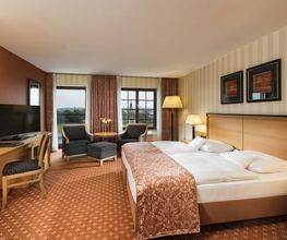 Superior Zimmer im Maritim Hotel Dresden: Großzügig, mit Blick auf die Elbe oder Altstadt, Flachbildschirm, modernes Bad, Doppelbett/Twin Beds und Kaffee-/Teemaschine.