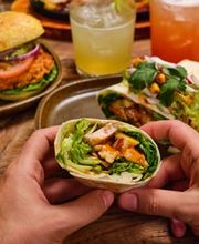 Enchilada Burrito aufgeschnitten in Hand