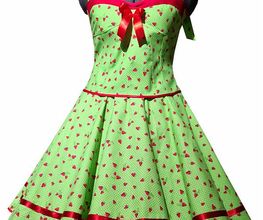 Angesagtes grünes Punktekleid mit hübschen kleinen Erdbeeren