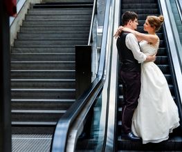 Hochzeitsfotograf Tom Maiwald - Modernes Hochzeitsfoto eines Brautpaares auf einer Rolltreppe. Urbane Hochzeitsfotografie in Leipzig mit ungewöhnlicher Location und natürlicher Interaktion zwischen dem Paar.