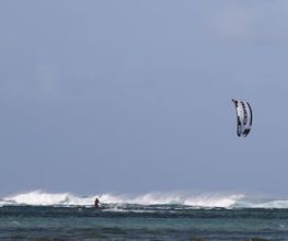 Kitesurfer in den Wellen