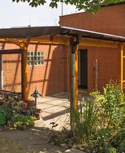 Überdachung einer geräumigen Terrasse