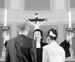 Ein bewegender Moment: Das Brautpaar tauscht Gelübde in der Kirche aus.