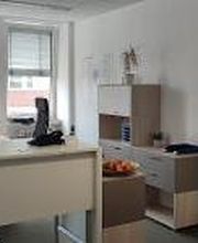 Empfangsbüro mit einem Tresen und einer roten Couch