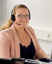 Hier strahlt die Teilnehmerin in die Kamera während sie dem Unterricht folgt.