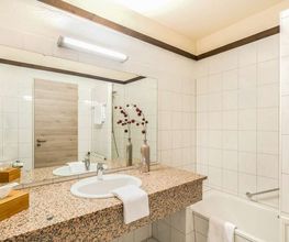 Guest room bath