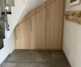 Schrank unter Treppe.JPG