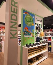 Auf dem Foto sieht man die Kinderabteilung der Deichmann-Filiale in Überlingen.