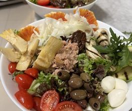 Insalata mista (lattuga, pomodori, olive, carciofi, mozzarelline, verdure grigliate e tanto altro)