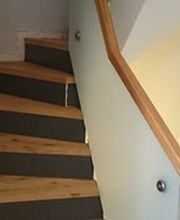 Eichestufen mit Glasabsturzsicherung und Eichehandlauf