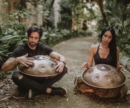 Die Spirit Wave Handpans stehen für ein besonders warmes Klangerlebnis. Deren sanften Töne, gewürzt mit einer vollmundigen Klangfarbe, gehen bis unter die Haut in jede Zelle. Der lang anhaltende und zugleich gut ausbalancierte Nachklang, auch bekannt als Sustain, sorgt für einen sphärischen Klangteppich - und das sowohl bei langsamerem als auch schnellerem Spielstil. Der volle, raumhaltende Klang schafft eine beruhigende, warme Atmosphäre.
Du kannst die Spirit Wave Handpan im Handpan Showroom Stuttgart ausprobieren und kaufen oder bei www.Handpan.World online bestellen.