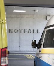 easyCab medical Krankentransportwagen neben Ambulanzfahrzeug beim Notfall