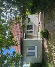 Ein charmantes, solides Haus mit großem Potenzial zur individuellen Gestaltung in einem attraktiven Wohngebiet von Stralsund. Ideal für kleine Familien, Paare oder handwerklich ambitionierte Käufer, die sich den Traum vom Eigenheim erfüllen wollen
