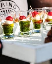 Le Gourmet – Catering für alle Sinne. Erleben Sie exklusiven Genuss mit einem Eventcatering, bei dem außergewöhnliche kulinarische Erlebnisse im Mittelpunkt stehen
Im einzigartigen Ambiente der frühindustriellen Palazzo Halle bieten wir Ihnen wechselnde, thematische Köstlichkeiten, die Sie den Alltag vergessen lassen. Unser Küchenteam kreiert mit Leidenschaft Gerichte, die sowohl geschmacklich als auch optisch begeistern und Ihr Event zu etwas Besonderem machen.
Le Gourmet steht für erstklassiges Catering und individuelle Genussmomente. Egal ob elegante Galas, private Feiern oder rustikale Veranstaltungen – wir legen Wert auf frische, regionale Zutaten, eine sorgfältige Zubereitung und einen exzellenten Service.
Bei uns wird Essen zum Erlebnis: Sehen Sie zu, wie unsere Köche Speisen live vor Ihren Augen zubereiten. Mit Liebe zum Detail und einem innovativen Ansatz schaffen wir Genusserlebnisse, die in Erinnerung bleiben. Entdecken Sie Le Gourmet und erleben Sie Catering, das jeden Moment unvergesslich macht.