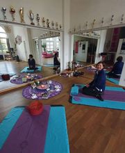 D.D.Project - Hip-Hop Tanzschule Dresden Ruhiger Yoga-Raum mit Matten, Kerzen und entspannter Atmosphäre für Personal Yoga, Meditation und bewusste Auszeiten.