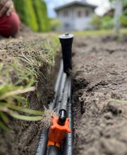 Tomasz bei Bewässerung verlegn