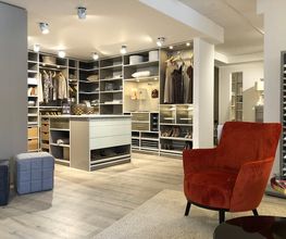 Begehbarer Kleiderschrank nach Maß in der Ausstellung von Möbel Schmitz in Trier. Wir fertigen individuelle Einbauschränke und Ankleidezimmer nach Maß – perfekt montiert durch unsere eigenen Schreiner.