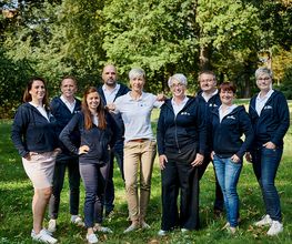 Das Team Region Bautzen-Görlitz bestehend aus 6 Frauen und 3 Männern posiert auf einem Rasen für ein Foto.