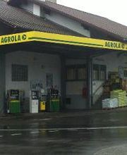 AGROLA Tankstelle in Neuenegg überdacht; regnerische Aufnahme mit nasser Strasse; zwei Tanksäulen mit Zahlterminal