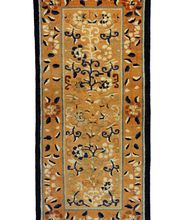 # 22386 China 159 x 73 cm
Publiziert Peter Bausback "Alte und Antique Chinesische Knüpfteppiche" , 1980 S.42