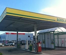 AGROLA Tankstelle in Grolley, überdacht, mit Waschanlage rechts
Station-Service AGROLA à Grolley avec selfwash