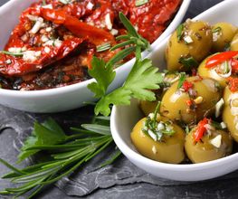 Feinkost
Wir sind besonders stolz auf unser internationales Feinkostsortiment: Genießen Sie zum Beispiel frische Köstlichkeiten aus dem mediterranen Raum und holen Sie sich ein kleines Stück Urlaub auf den Tisch.