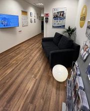 Ein Gang mit einer schwarzen Couch.