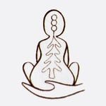 Das Logo zeigt eine stilisierte, sitzende menschliche Figur in einer Meditationshaltung. Die Figur hat eine organische Wirbelsäulenstruktur in Form eines Baum- oder Pflanzenmusters auf dem Rücken. Drei Kreise sind vertikal auf dem Kopf angeordnet, möglicherweise symbolisierend Chakren oder Energiezentren. Eine geschwungene Hand stützt die Figur von unten, was Schutz, Heilung oder Unterstützung darstellen könnte. Die Linienführung ist minimalistisch und skizzenhaft.