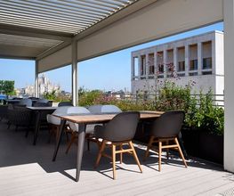 Terrazza con vista sul Duomo di Milano. Nel cuore del distretto finanziario di Milano,  analizziamo i trend che guidano il mercato immobiliare globale.