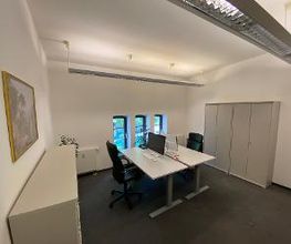 Festvermietung von Büroräumen für zwei Personen mit Fenster.